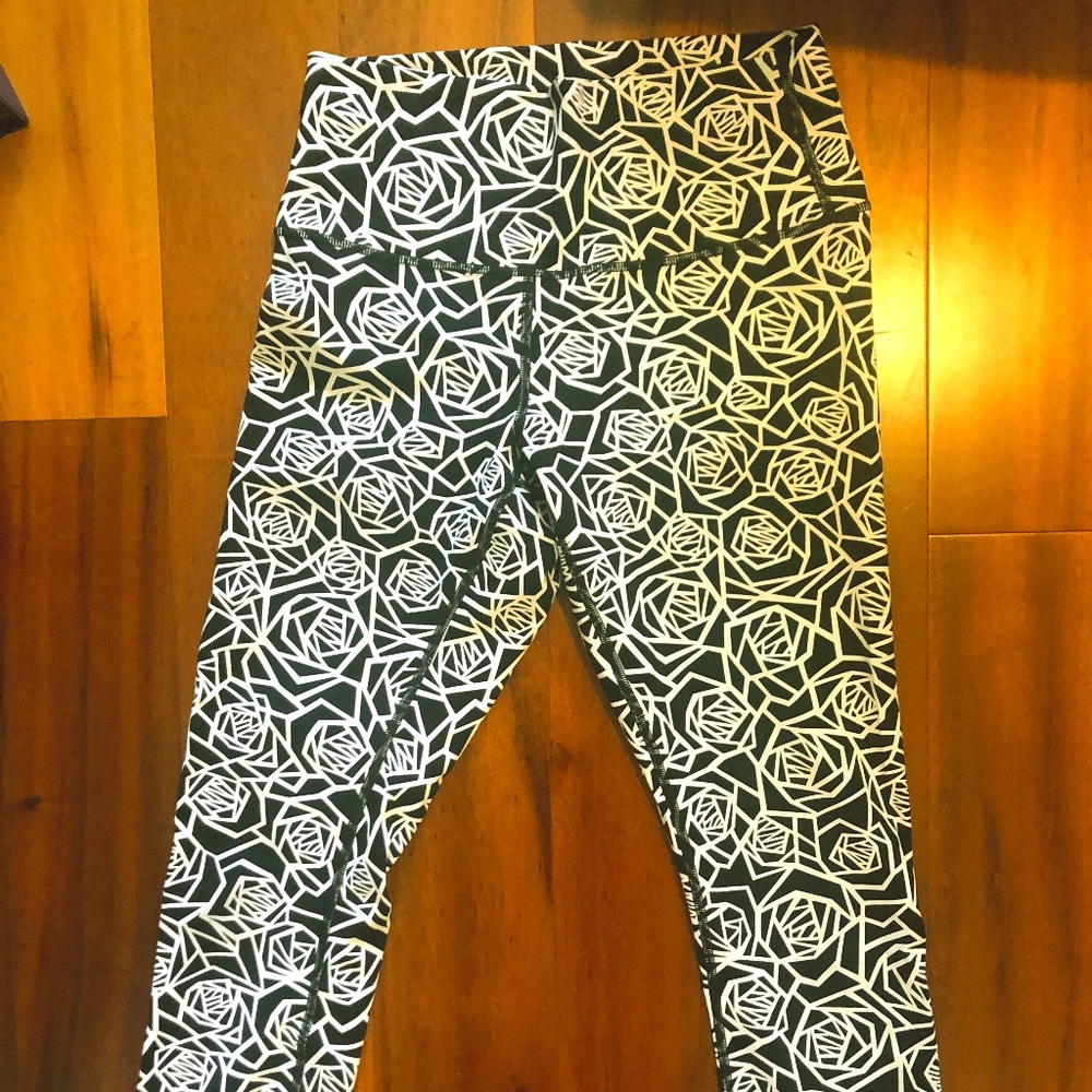 Lululemon black and white rosebud leggings